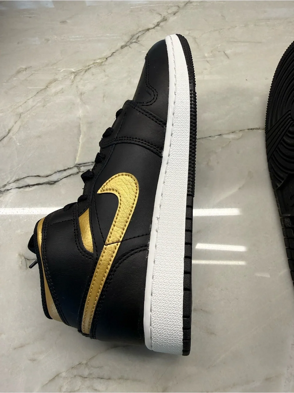 Nike sleek mid